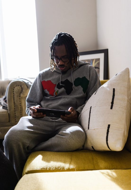 Homme jouant jeu Nintendo Switch